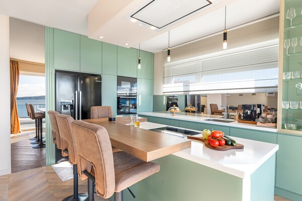 Foto van Luxe appartement aan de Adriatische zee - Vakantiehuis in Šibenik-Brodarica - Kitchen