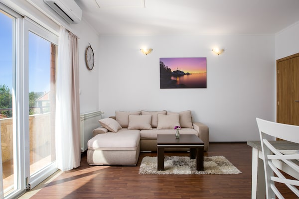 Foto van Villa met verwarmd zwembad in de buurt van Sibenik - LivingRoom