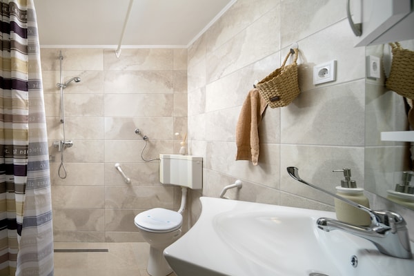 Foto van Villa met verwarmd zwembad in de buurt van Sibenik - BathRoom