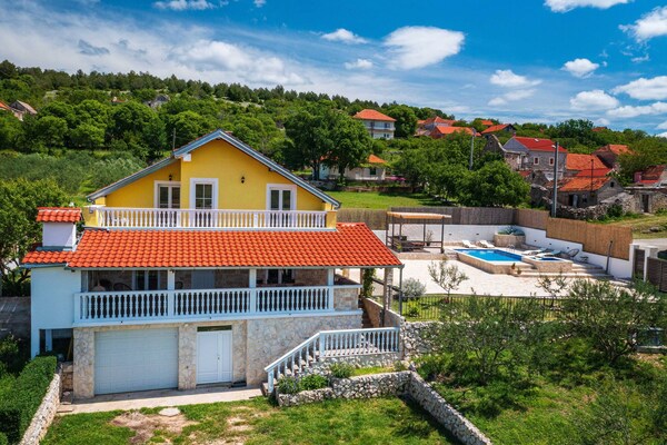 Foto van Familieverblijf met zwembad en terras - Vakantiehuis in Žažvic - Outdoor