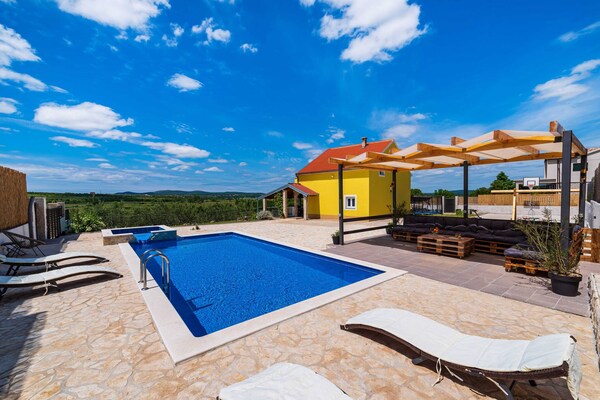Foto van Familieverblijf met zwembad en terras - Vakantiehuis in Žažvic - PoolOfHouse