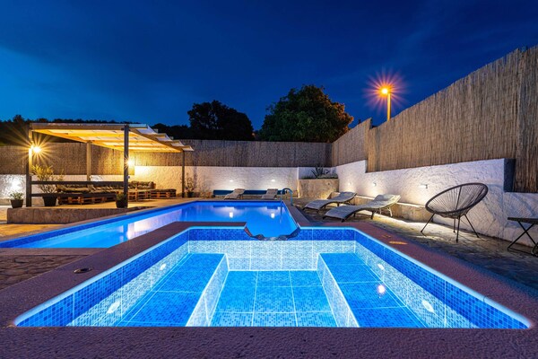 Foto van Familieverblijf met zwembad en terras - Vakantiehuis in Žažvic - PoolOfHouse