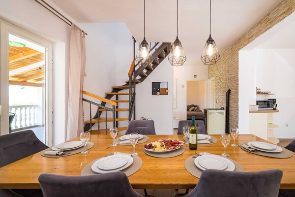 Foto van Familieverblijf met zwembad en terras - Vakantiehuis in Žažvic - DiningRoom
