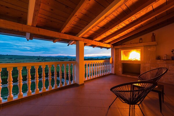Foto van Familieverblijf met zwembad en terras - Vakantiehuis in Žažvic - TerraceBalcony