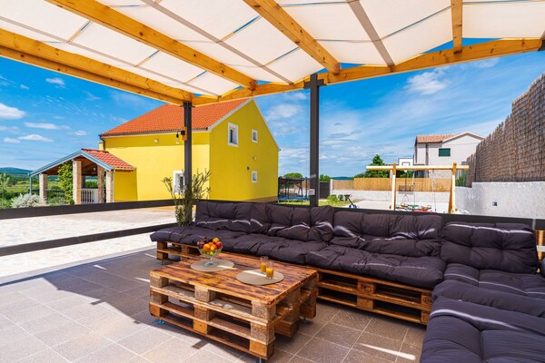 Foto van Familieverblijf met zwembad en terras - Vakantiehuis in Žažvic - TerraceBalcony