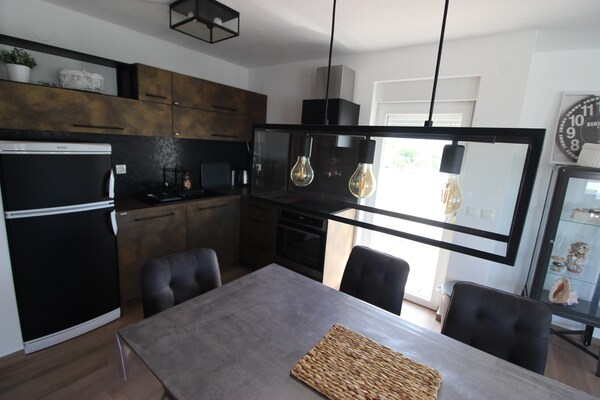 Foto van Luxe appartement | Zeezicht & privéterrassen - Vakantiehuis in Seline - DiningRoom