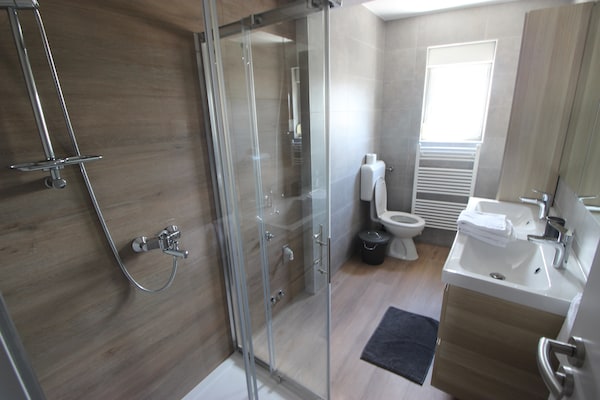 Foto van Luxe appartement | Zeezicht & privéterrassen - Vakantiehuis in Seline - BathRoom