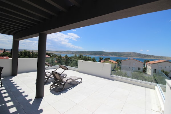 Foto van Luxe appartement | Zeezicht & privéterrassen - Vakantiehuis in Seline - TerraceBalcony