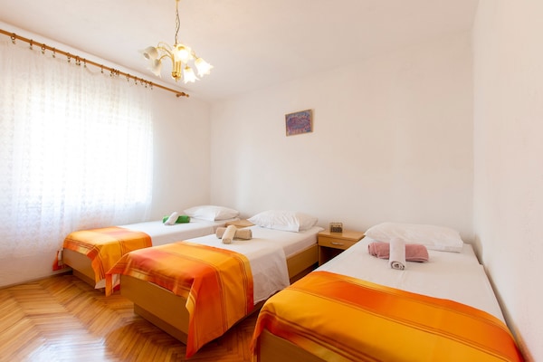 Foto van Appartement in Tribalj met zeezicht en strand - Vakantiehuis in Tribanj Kruščica - BedRoom