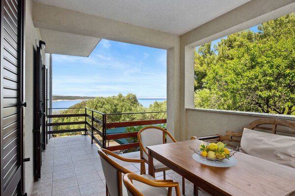 Foto van Appartement in Supetarska Draga bij strand - Vakantiehuis in Supetarska Draga - TerraceBalcony