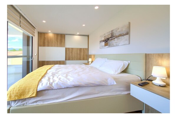 Foto van Dama met zwembad aan zee - Vakantiehuis in Dobrinj - Untagged