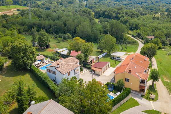Foto van Vakantiehuis in Pazin met privézwembad - Vakantiehuis in LINDAR - ExteriorSummer