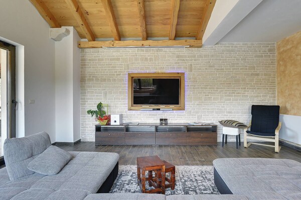 Foto van Villa in Rovinj met Zwembad en Zee Dichtbij - Vakantiehuis in Rovinjsko Selo - LivingRoom