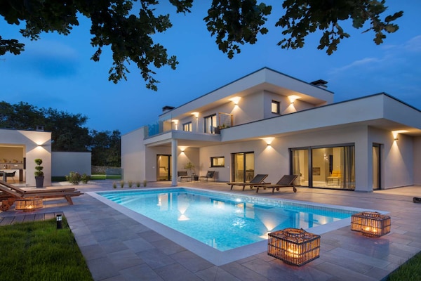 Foto van Stijlvolle villa met zwembad - Vakantiehuis in Labin - ExteriorSummer