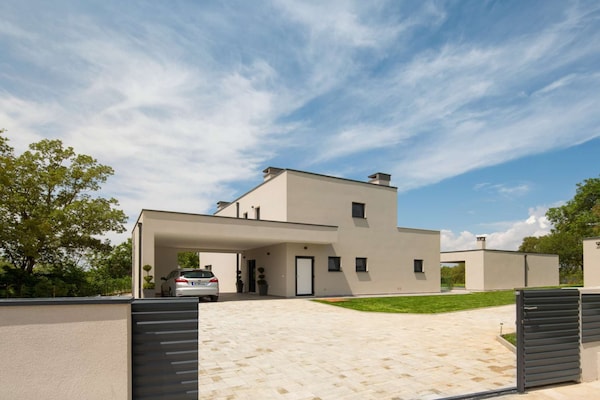 Foto van Stijlvolle villa met zwembad - Vakantiehuis in Labin - ExteriorSummer