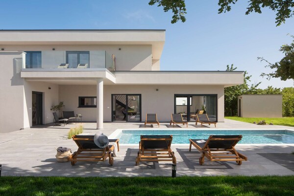Foto van Stijlvolle villa met zwembad - Vakantiehuis in Labin - ExteriorSummer