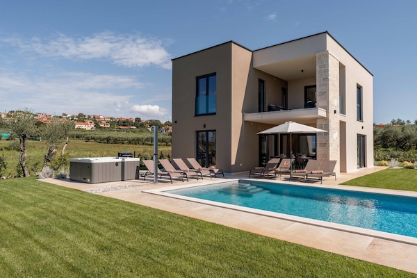 Foto van Exquisite villa met jacuzzi - Vakantiehuis in Labinci - PoolOfHouse