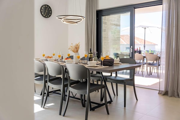 Foto van Exquisite villa met jacuzzi - Vakantiehuis in Labinci - DiningRoom