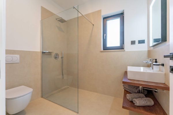 Foto van Exquisite villa met jacuzzi - Vakantiehuis in Labinci - BathRoom