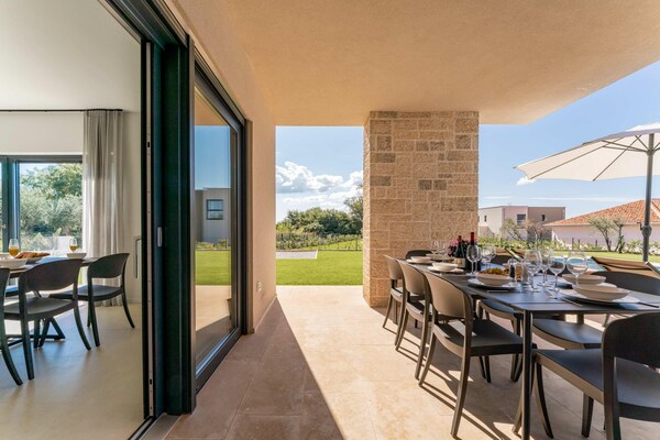 Foto van Exquisite villa met jacuzzi - Vakantiehuis in Labinci - TerraceBalcony
