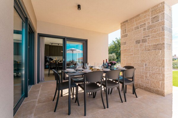 Foto van Exquisite villa met jacuzzi - Vakantiehuis in Labinci - TerraceBalcony