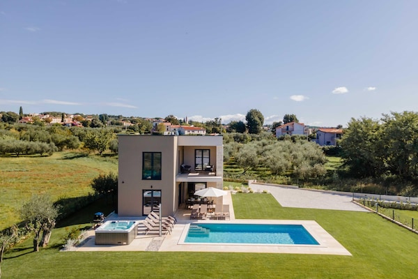 Foto van Exquisite villa met jacuzzi - Vakantiehuis in Labinci - ExteriorSummer