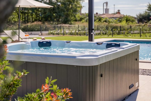 Foto van Exquisite villa met jacuzzi - Vakantiehuis in Labinci - Wellness
