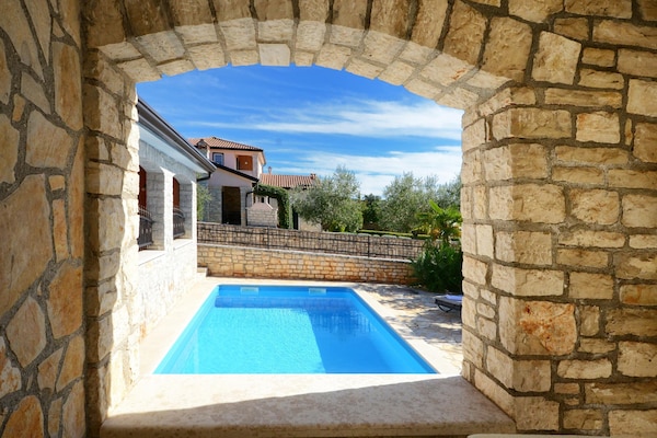 Foto van Geweldige villa met balkon - Vakantiehuis in Rogovici - PoolOfHouse