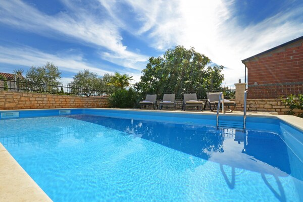 Foto van Geweldige villa met balkon - Vakantiehuis in Rogovici - PoolOfHouse