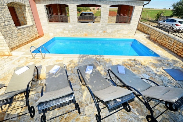 Foto van Geweldige villa met balkon - Vakantiehuis in Rogovici - PoolOfHouse