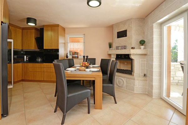Foto van Geweldige villa met balkon - Vakantiehuis in Rogovici - DiningRoom