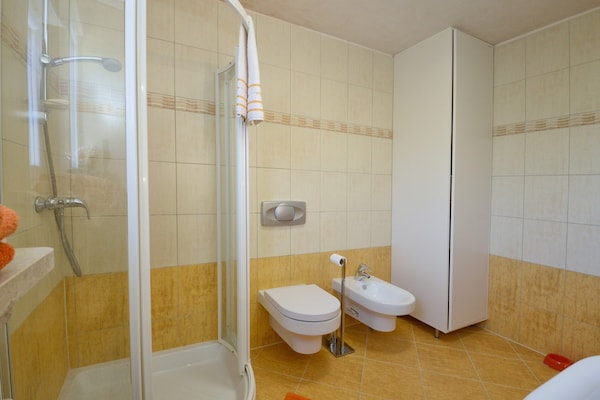 Foto van Geweldige villa met balkon - Vakantiehuis in Rogovici - BathRoom