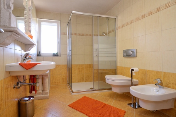 Foto van Geweldige villa met balkon - Vakantiehuis in Rogovici - BathRoom