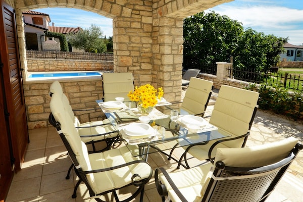 Foto van Geweldige villa met balkon - Vakantiehuis in Rogovici - TerraceBalcony