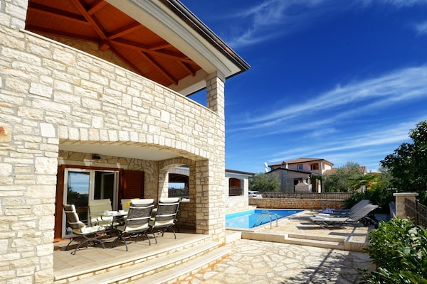 Foto van Geweldige villa met balkon - Vakantiehuis in Rogovici - Outdoor