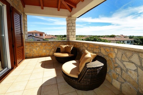 Foto van Geweldige villa met balkon - Vakantiehuis in Rogovici - terrace