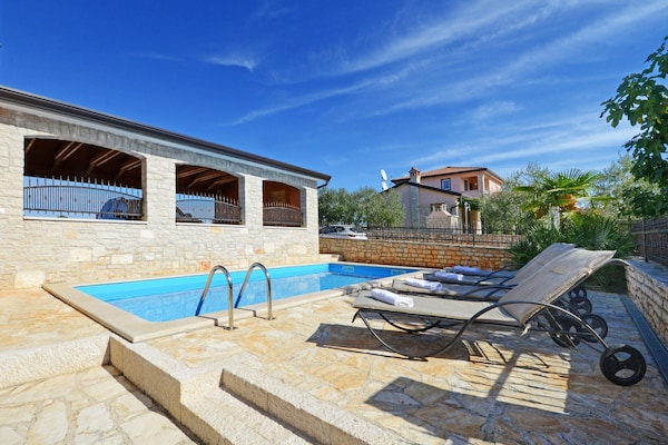 Foto van Geweldige villa met balkon - Vakantiehuis in Rogovici - PoolOfHouse