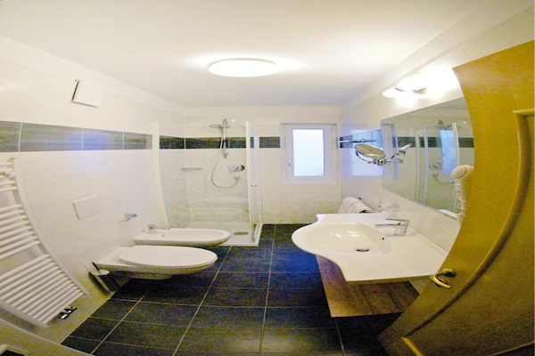 Foto van Appartement in Val Gardena bij Skipistes - Vakantiehuis in Santa Cristina - BathRoom