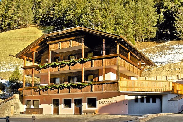 Foto van Appartement in Val Gardena bij Skipistes - Vakantiehuis in Santa Cristina - ExteriorSummer