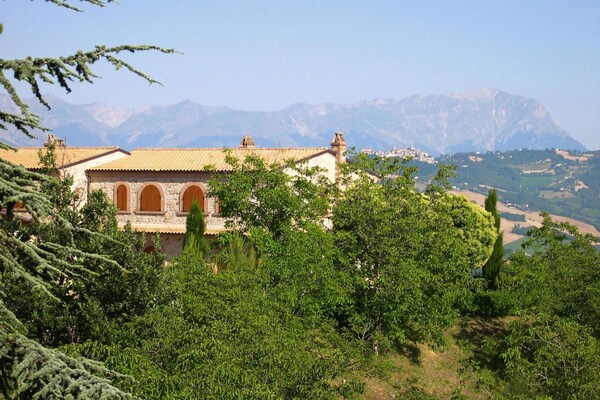 Foto van Hotel in Marche met wandelpaden - Vakantiehuis in Montelparo - ExteriorSummer
