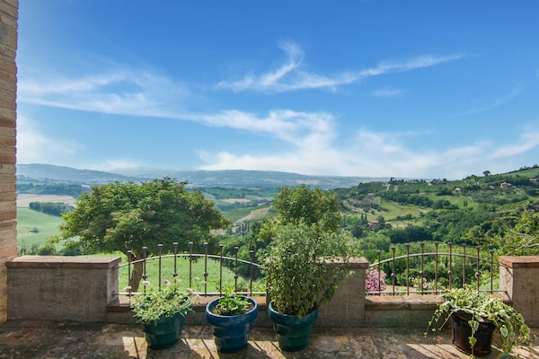 Foto van Landhuis in Vallefoglia met Zwembad en Uitzicht - Vakantiehuis in Vallefoglia - TerraceBalcony