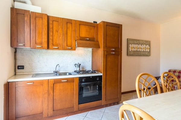 Foto van Appartement in Salò met zwembad en olijfgaard - Vakantiehuis in Cunettone - Kitchen