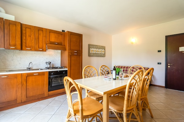 Foto van Appartement in Salò met zwembad en olijfgaard - Vakantiehuis in Cunettone - Kitchen