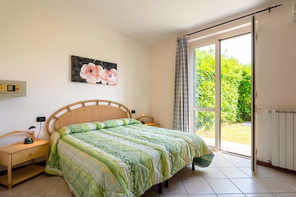 Foto van Appartement in Salò met zwembad en olijfgaard - Vakantiehuis in Cunettone - BedRoom