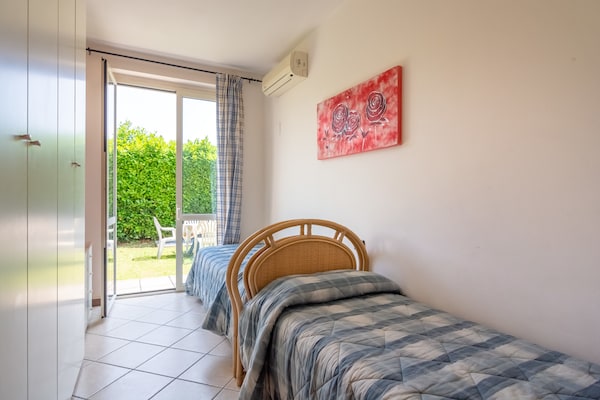 Foto van Appartement in Salò met zwembad en olijfgaard - Vakantiehuis in Cunettone - BedRoom