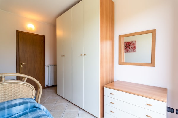 Foto van Appartement in Salò met zwembad en olijfgaard - Vakantiehuis in Cunettone - BedRoom
