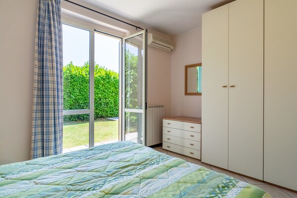Foto van Appartement in Salò met zwembad en olijfgaard - Vakantiehuis in Cunettone - BedRoom
