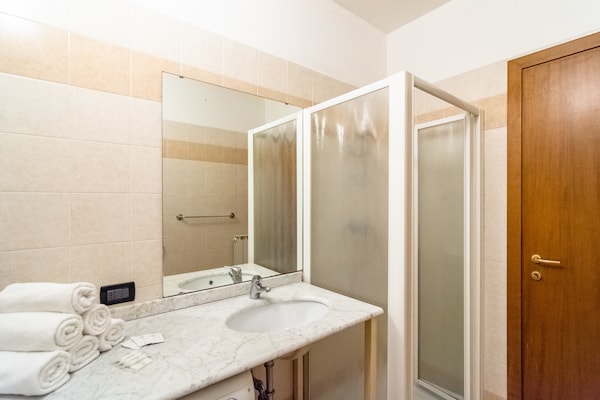Foto van Appartement in Salò met zwembad en olijfgaard - Vakantiehuis in Cunettone - BathRoom