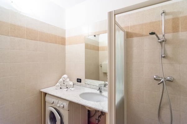 Foto van Appartement in Salò met zwembad en olijfgaard - Vakantiehuis in Cunettone - BathRoom