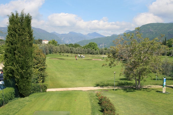 Foto van Appartement in Salò met zwembad en olijfgaard - Vakantiehuis in Cunettone - ViewSummer